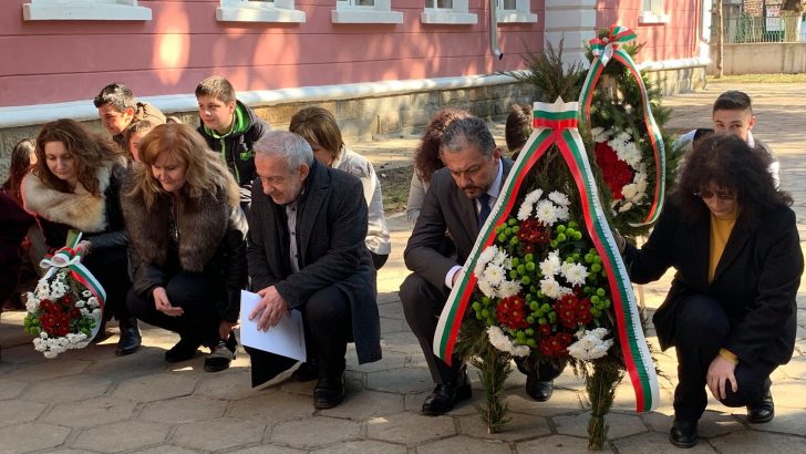 Кметът на Севлиево и председателят на ОбС поднесоха венец пред бюст-паметника на Васил Левски